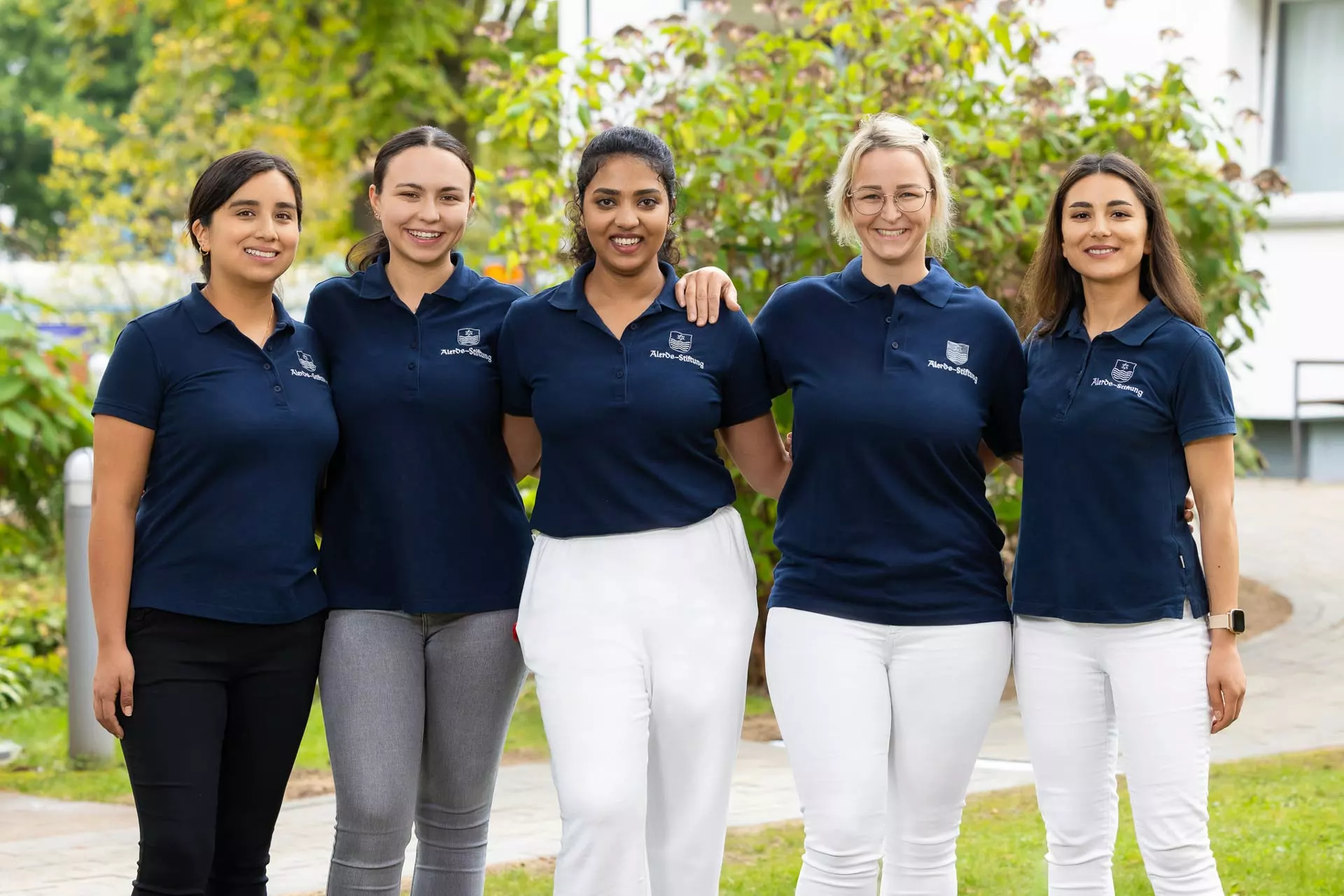 Die Teammitglieder der Alerds Stiftung freuen sich über Ihre Spenden. Diverses, junges Team der Alerds Stiftung zeigt Zusammenhalt